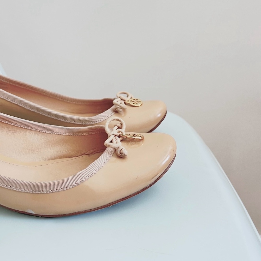 Tory Burch Chelsea Charm Patent Leather Low Pumps in Camellia Pink, W8 - Picture 6 of 7